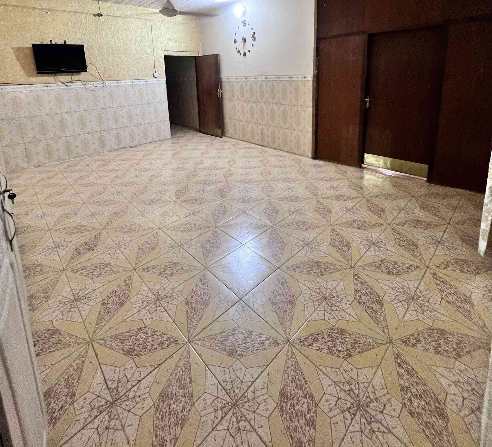 بيت مساحة ٢٤٠م طابو زراعي سند ٢٥
الطابق الاول سويت (غرفه + صحيات) + غرفه + استقبال + هول + مطبخ بارد + صحيات  داخليه وخارجيه كامله وممر يودي الى المطبخ الحار +طارمه
الطابق الثاني 
غرفتين كبار كلش  +بلكونه+ صحيات + غرفه مخزن +سطحين 
 العنوان غرفه التجارة نزلت العيد الفرع مقابل سونار الحديث بعدها ثاني فرع يسرى اخر بيت
المنطقه مجاري + تبليط لحد باب البيت + انترنت ضوئي اي خدمات موجوده
***********
