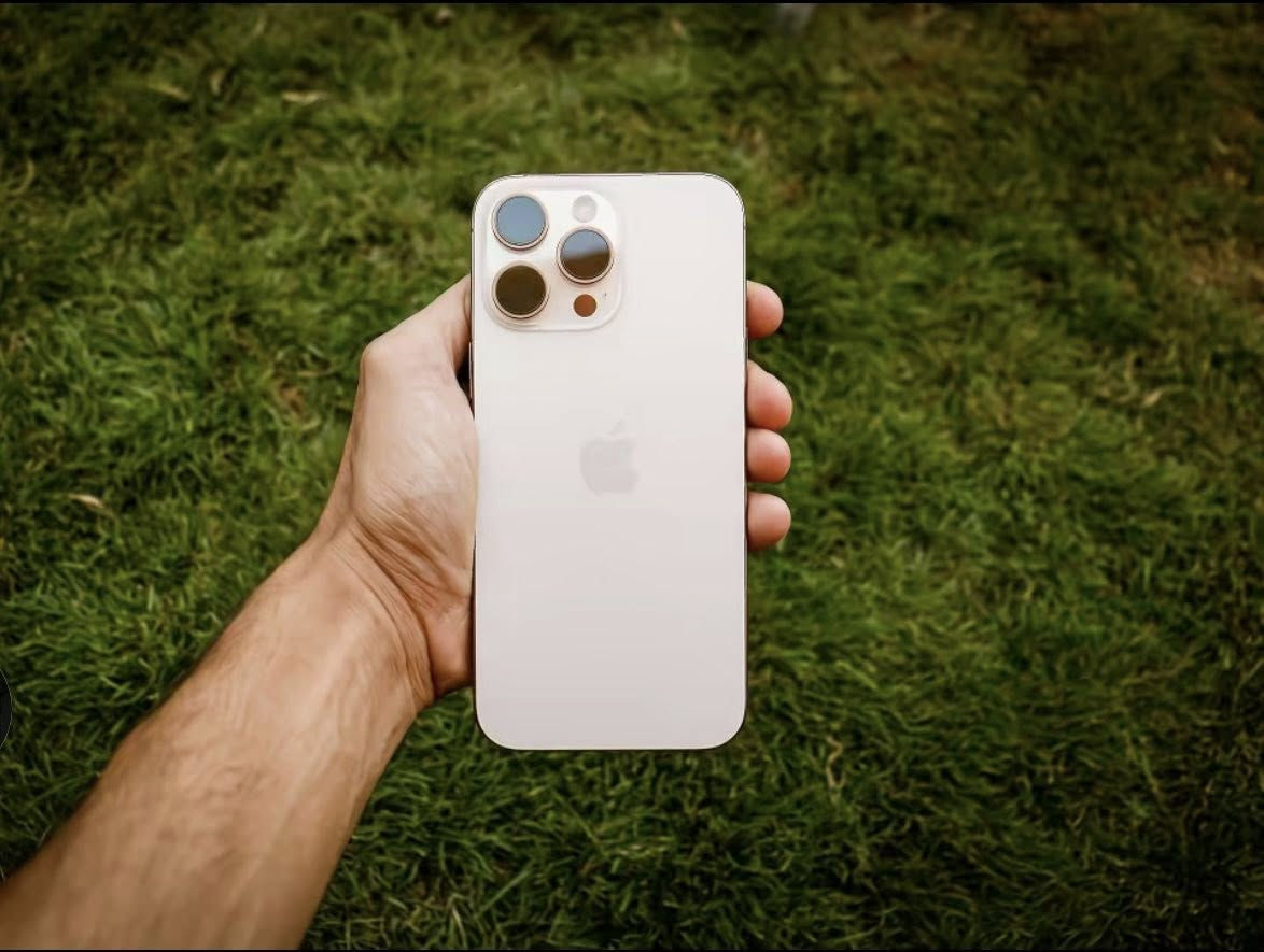 آيفون 16برو ماكس ذاكرة256 بطاريه 98عدد دورات شحن 235 جهاز نضيف مبدل اي شي بي ولا شخط بي ليحب يشتري يتواصل على رقم هاذه ***********
