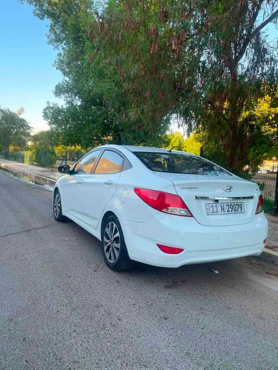 هيونداي أكسنت 2016 (فول مواصفات) بحالة ممتازة
تفاصيل السيارة:

 النوع: هيونداي أكسنت (Hyundai Accent)

 الموديل: 2016

 الفئة: فول مواصفات

 الحالة العامة: السيارة بحالة ممتازة جداً وجاهزة للاستخدام فوراً (شغل واطلع).

المواصفات والوضعية العامة:

 محرك وتبريد وكير بشرط الفحص (بحالة ممتازة).

 داخلية السيارة نظيفة جداً ومحافظ عليها.

 ملاحظة البدي (الهيكل): السيارة مكفولة من الدعم والصبغ، عدا وجود تعديل على البارد في الجاملغ الخلفي فقط (تعديل بسيط وبدون تأثير على جمالية السيارة).

مكان التواجد: بغداد - الكاظمية 

السعر: [ 115$ ]

"للاستفسار

للتواصل

الاتصال على الرقم: [*********** ] أو المراسلة عبر الواتساب.
