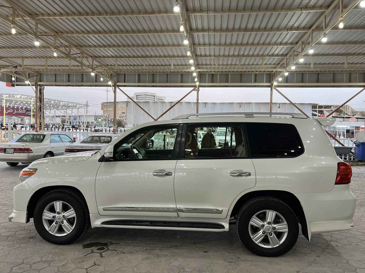 سلام عليكم تحيه طيبه
للبيع 2015 اصل بليته وسنويه كفاله صبغ وبارد وفتح داخل قرميدي سياره فطيم 
فول 4 كامرات حساسات زراك لايت دفلوك 
مري شفط لايت متحرك  تشغيل عن بعد سياره جديده ماشيه 166 مكينه مامفتوحه على وضع شركه رقم بغداد بسمنه مكانه نجف 
سعر 415 وبيه مجال ***********
