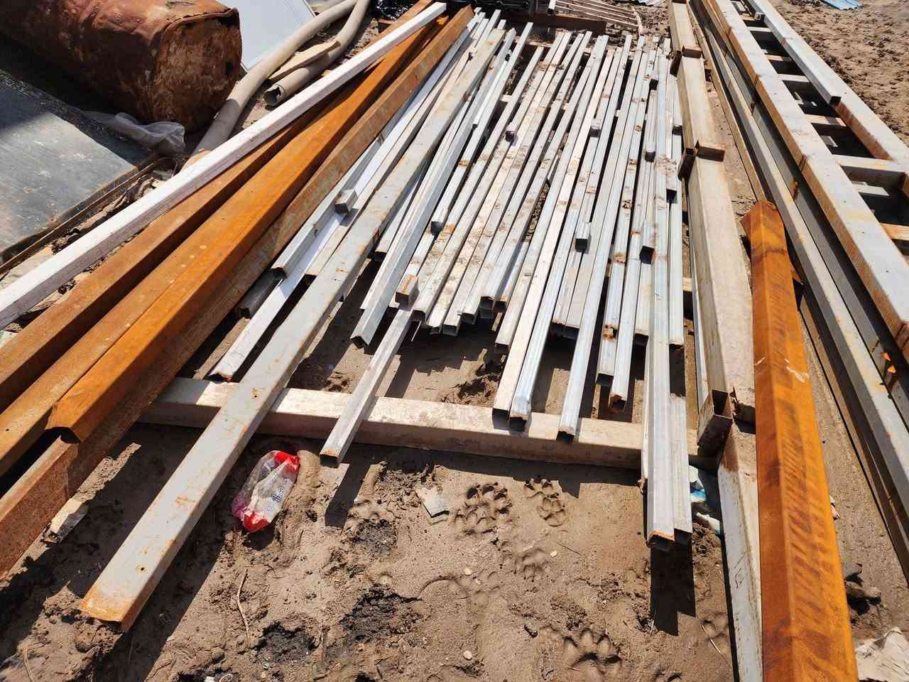 جينكو  مترتين ب٥ونص
حديد مربع انج ونص مغلون طول ٣ونص ب٦ونص
حديد مغلون ٣ انج طول ٣ونص ب١٧ونص
شخاط عادي طول ٤م ب١٢ونص
شخاط ٢انج في ٤انج ثقيل طول ٥متر ب٢٢
حديد مربع ثقيل طول ٦متر ب٣٠ وطول ٥متر ب٢٥
قواطع كرفان ٣متر في ٢متر ب٧٥
حديد مربع طول مترتين ٣انج و٤ انج ب١٠
حديد مربع ٤انج طول ٣اله ربع ب١٥
جينكو ثقيل جدا مغلون طول ٣ونص ب٢٥
جسوره او كروسات طول ٦متر و٧متر ب٦٥
وطول ٩متر ثقيل ب٨٥
ميوزه حديد ب٢٥و٣٥
المسيب حي المعلمين٣ طريق سيد ابراهيم بعد السكه بكيلوين تقريبا بعد اسلاك الضغط العالي ب٢٠٠م 
بيت على جهة اليمنى
***********
يرجى الاتصال قبل المجيء
