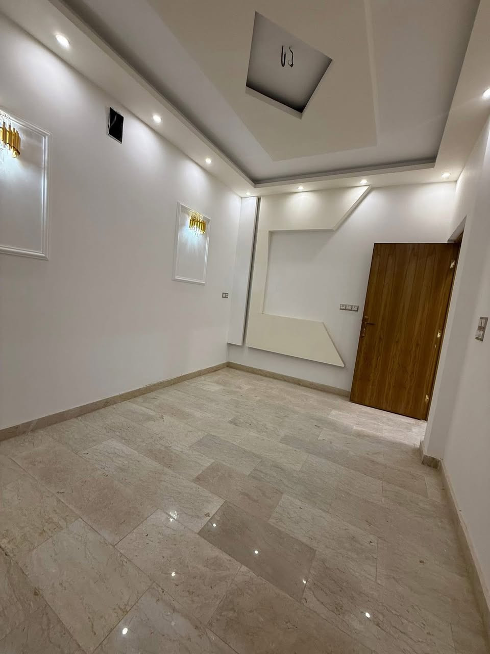 :
مشتمل للبيع – حي البنوك

▪️ المساحة: 90 م²

▪️ الواجهة: 6.5 م

▪️ النزال: 14 م

المواصفات:

 • 3 غرف نوم نظام سويت

 • منور

 • خدمات صحية

 • مدخلين

 • استقبال + مطبخ

 • واجهة مرمر

 • أرضيات مرمر

 • سنة البناء: 2025

 • زيرو – غير مسكون

📍 الموقع:

البنوك – خلف الميثاق – شارع باريس

📞 للاستفسار:

مراجعة شركة الأقمار

البنوك – شارع الكنيسة – مقابل حلويات تمتوعه

أو الاتصال: ***********

📲 متوفر واتساب
