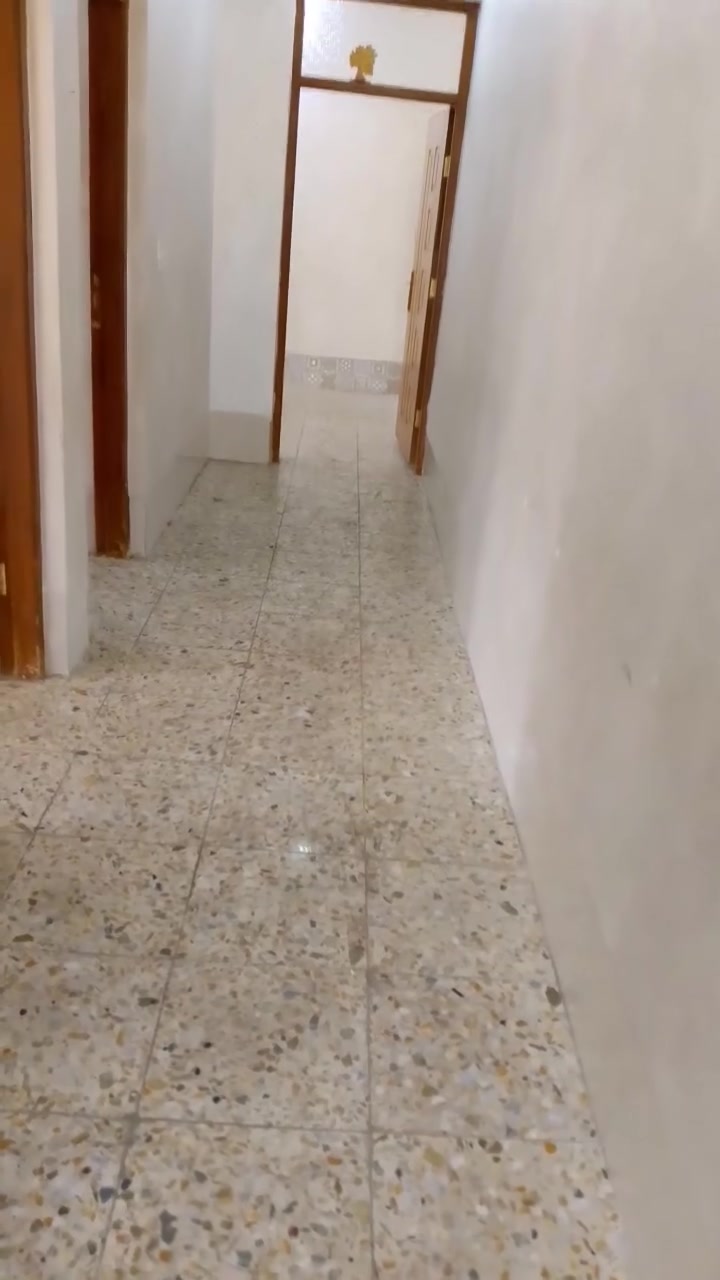 السلام عليكم شقه للايجار الحريه الدولعي قرب جامع السوداني ٧٥متر معزوله وحدها سطحها *********** بيه وساب/***********
