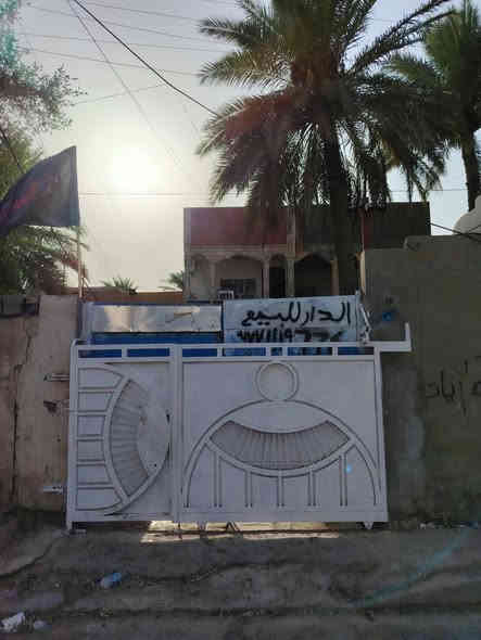 دار طابو صرف للبيع او مراوس بيت كاع اراوس مستعجل ماساحت البيت ( 130 متر ) واجهت البيت 4و ربع نزاله 30 متر ( العنوان الشعب بوب الشام شارع المشایخي قرب ملعب رسول ) طابقین بناء طابوك صب 
مسلح يحتو غرف نوم ثنین 5 في 4 
+ استقبال 8 في4+ مطبخ 5 في 4+ صحیات دخلیه وخارجیه + صاله 4 في 4 + ترك 1 في 4+ 
طرمه 13 في 4 البيت بسمي  للتصال *********** بي وتساب
