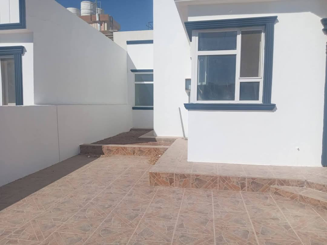 البيت جديد  للبيع فی سلیمانیە رابرین مجمع شاری نمونەی
المساحة  = 210م بیها حدیقە  ***********
سعر کلش مناسب طابو صرف 
المنطقة ( رابرين السليمانية شاری نمونەی  )  
احلى منطقة فول خدمات وهادئه
عرض الشارع ٢٠ م مقابل البيت حديقة 
قريب عن الروضة والمدرسة عربية 
يتكون طابق الأول ( استقبال + مطبخ + الصحيات )
خانوی زۆر جوان .گەرەکی ڕاپەرینی شاری نمونەی  تازە..رۆژهەڵات.کامل مواسفات.بۆ یەک خێزان دەبێت .بەرامبەری حدیقەیە باخچەیە.دوو قات و هەورەبان.
قاتی یەکەم 
(میوان+هۆڵ+موشتەملات+کراوە).
