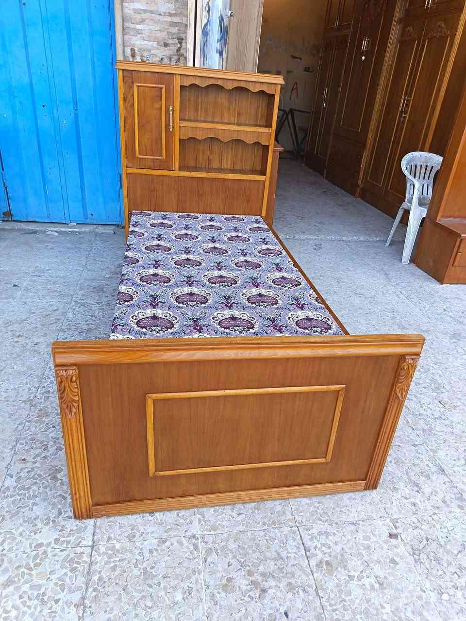 تخت نفر مستعمل نظيف جدآ شغل ثقيل تخت اخو الجديد العنوان الحدباء خلف مرطبات البحرين مقابل افران زينب الرقم *********** مستعدون لشراء الغرفه و الكناتير
