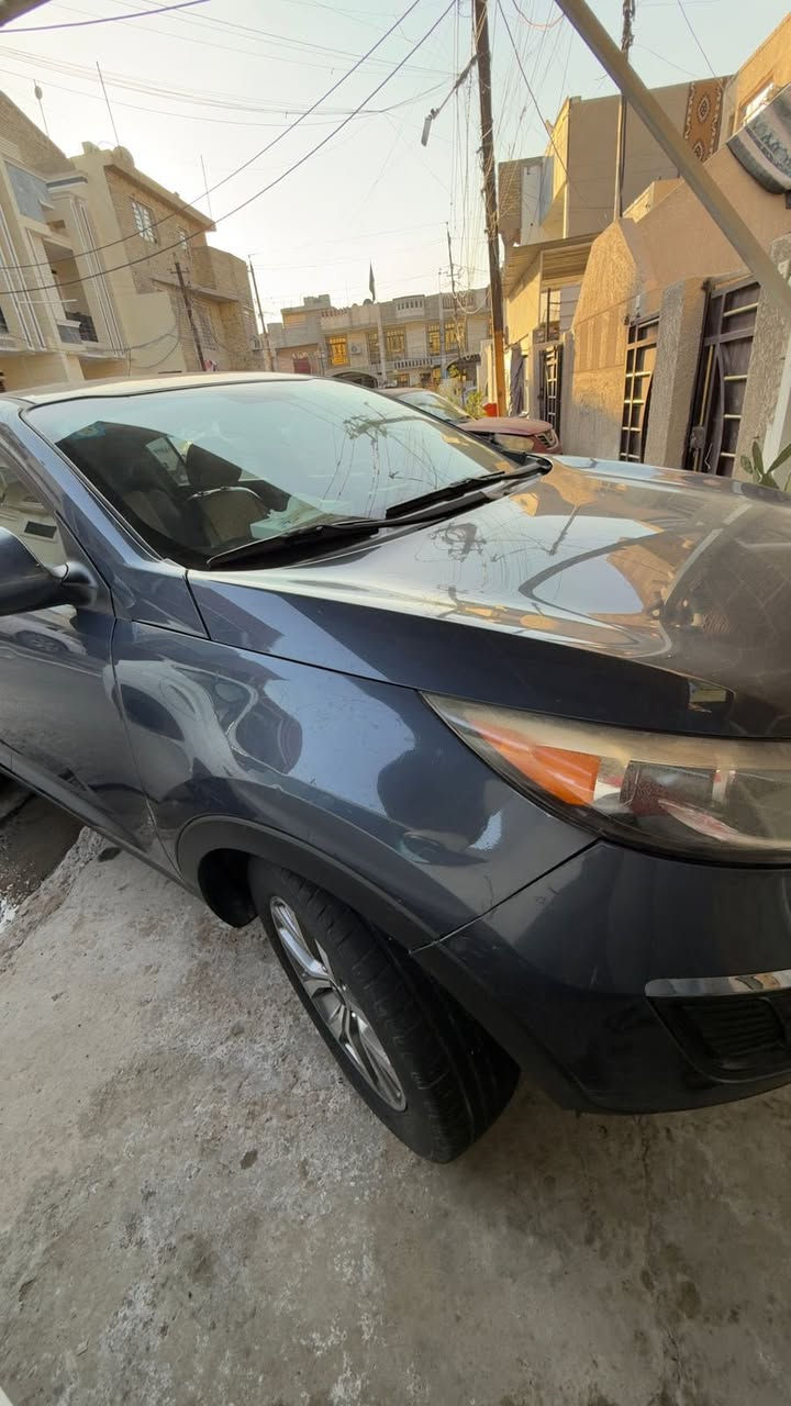 السلام عليكم سبورتج للبيع موديل 16  نص فول رقم بغداد 
شرط التحويل ثاني يوم (رقم السياره مميز )

ملاحظه ارجوا الانتباه لمعرفة تفاصيل السياره
(حادثه بامريكا جاملغ الايمن فقط بدون دواخل مكفوله ولا ايرباك طاك  حادث بالعراق طخه بالصندوك ونصبغ ع كد الطخه فقط )

مكينه كامت   2400 Gdi  تريد اجفت تريد تبدل انته مخير سعر المكينه 1000 دولار  (ابيعه مكينته كايمه ) 

السياره فقط هاي بيه وصور حادث بامريكا هم موجود بانشر 

مكان السياره بغداد الجديده
السعر 117وبيه مجال بسيط 
رقم صاحب السياره 
***********
