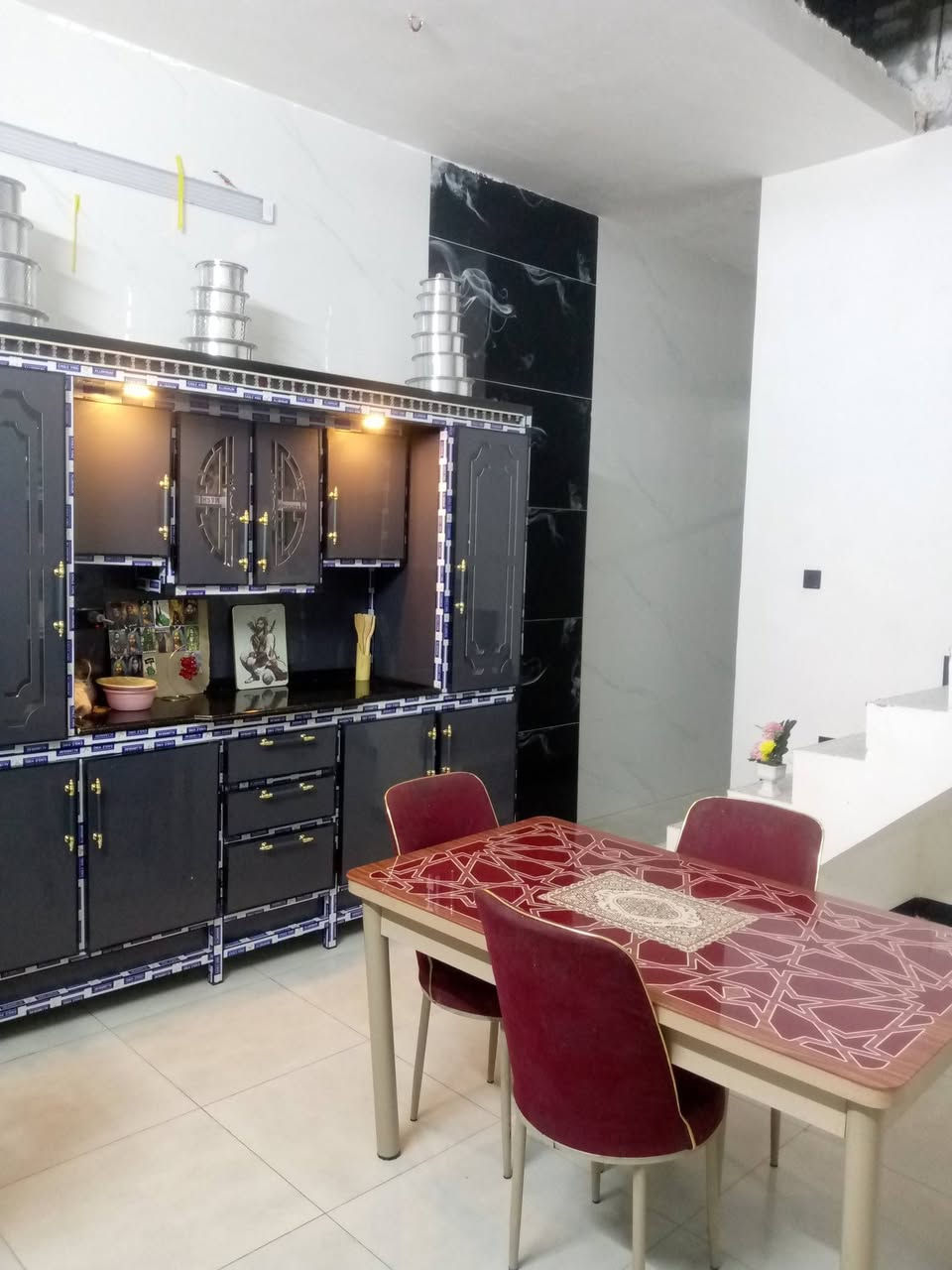 السلام وعليكم بيت طابق واحد جاهز لبنا درجه اولى لبيع 
الموقع حي التراث 

مقاطعه3/10 قرب مدرسه لاحسان 
الاستفسار ***********
