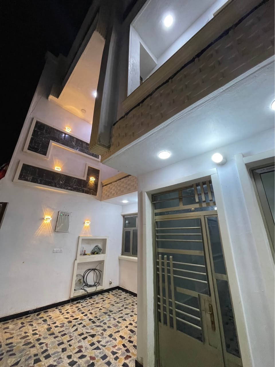 � دار للبيع 
📐 150 متر (الواجهة 7.5م × النزال 20م)
🏠 طابقين
✨ نظيف جدًا وجاهز للسكن فورًا

🔹 الأرضي: استقبال + صالة + مطبخ حار وبارد + غرفة
🔹 الطابق الثاني: 3 غرف نوم + حمام

💰 السعر: 260 مليون (قابل للتفاوض)
📍 حي الرئاسة – شارع صيدلية ابن البيطار، ثالث فرع يمين بدايته

📞 *********** بغداد, العراق
