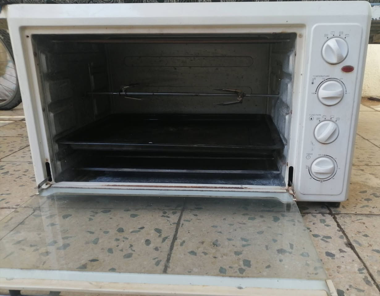 اوفن ألماني حجم جدا كبير داخلو كلوب وشوايه السعر ٤٠ الاتصال عالرقم *********** ويوجد خدمه توصيل
