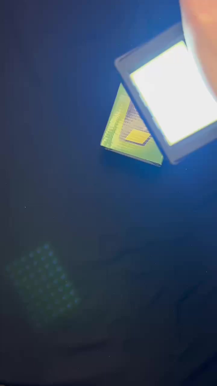 يعمل بالطاقة الشمسية
لا حاجة إلى تمديدات كهربائية، شحن تلقائي خلال النهار

إضاءة تلقائية عند استشعار الحركة يضيء تلقائيًا عند مرور الأشخاص، مما يعزز الأمان

موفر للطاقة يعتمد على أشعة الشمس ويقلل استهلاك الكهرباء

مقاوم للعوامل الجوية مناسب للاستخدام الخارجي في الحديقة، المدخل، الفناء، والممرات

سهل التركيب لا يحتاج إلى توصيلات معقدة، فقط يتم تثبيته على الحائط باستخدام المسامير

محتويات العلبة :
 • 1 × مصباح جداري شمسي LED
 • 1 × مجموعة تركيب (مسامير)
 • 1 × دليل المستخدم

لوح شمسي: 0.55 واط بكفاءة 17%
 
البطارية: ليثيوم أيون 3.7V بسعة 1200mAh
 
عدد مصابيح LED: 6 قطع (متوفر أيضًا بـ 8، 10، أو 12 قطعة)
 
قوة LED: 0.2 واط لكل لمبة
 
حساس الضوء: يعمل في الظلام عند أقل من 10 لوكس
 
زاوية واستشعار الحركة: 120 درجة – حتى 5 أمتار

الابعاد : الطول 12cm العرض 9cm


**إذا كنت صاحب هذا الإعلان وتريد حذفه لأي سبب، رجاءا أرسل رسالة إلى الدعم الفني**