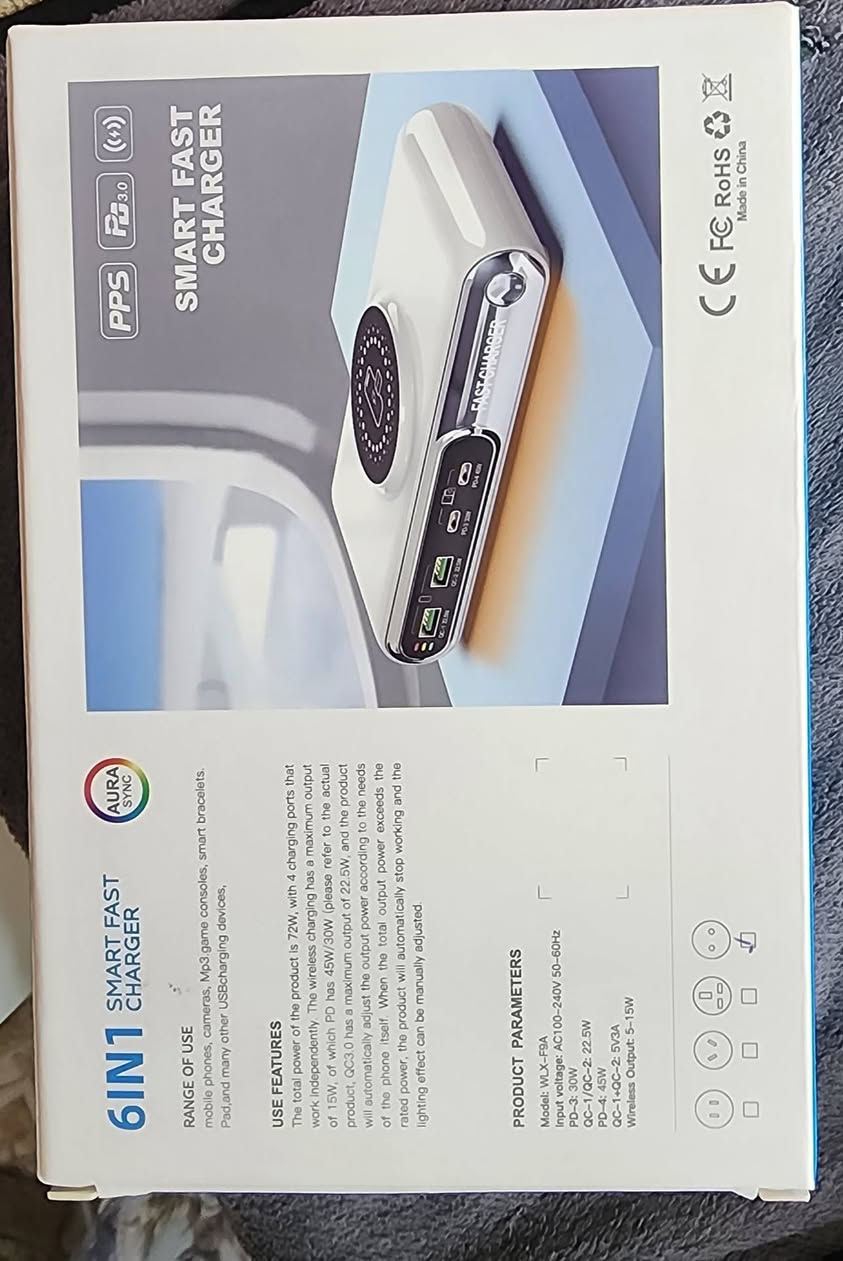 هذا الشاحن هو "محطة طاقة" متكاملة تجمع بين القوة والأناقة والذكاء. إليك مسودة إعلان احترافية تبرز كافة مميزاته بناءً على الصور التي أرفقتها:
⚡ 6 في 1: شاحن ذكي فائق السرعة (Smart Fast Charger) ⚡
وداعاً لزحمة الأسلاك وفوضى الشواحن!
هل تبحث عن حل واحد يشحن جميع أجهزتك في وقت واحد وبأقصى سرعة؟ إليك المحطة المتكاملة التي تجمع بين الشحن السلكي واللاسلكي بتصميم عصري وأداء جبار.
🌟 أهم المميزات التي تجعل هذا الشاحن اختيارك الأول:
 * قوة جبارة (72 واط): إجمالي طاقة تصل إلى 72W، مما يسمح لك بشحن عدة أجهزة ثقيلة في وقت واحد دون ضعف في الأداء.
 * 6 وظائف في جهاز واحد:
   * شحن لاسلكي مغناطيسي MagSafe بقوة 15W.
   * منفذ PD 45W (مثالي لشحن أجهزة MacBook واللابتوب).
   * منفذ PD 30W (شحن سريع جداً للآيفون والأندرويد).
   * منفذين QC 3.0 بقوة 22.5W لكل منهما (للهواتف والأجهزة الأخرى).
   * قاعدة مدمجة لشحن ساعة آبل (Apple Watch).
   * مكان مخصص لشحن السماعات اللاسلكية (AirPods).
 * تقنية PPS المتطورة: تقنية "Programmable Power Supply" التي تضمن توصيل الطاقة المناسبة تماماً لجهازك للحفاظ على عمر البطارية.
 * إضاءة AURA SYNC: أضف لمسة جمالية لمكتبك مع إضاءة RGB ذكية يمكن التحكم بها وتعديلها.
 * دعم شامل لجميع الأجهزة: سواء كان لديك MacBook، iPhone، AirPods، Apple Watch، أو حتى منصة ألعاب (Game Console)، فهذا الشاحن جاهز لها جميعاً.
🛡️ أمان تام لك ولأجهزتك:
الجهاز مزود بنظام حماية خماسي متطور:
 * حماية من تسريب الكهرباء.
 * حماية من التيار الزائد.
 * حماية من الارتفاع الزائد لدرجة الحرارة.
 * حماية من الماس الكهربائي.
 * حماية من الجهد العالي (Over-voltage).
✅ لماذا تقتنيه الآن؟
 * توفير مساحة: جهاز واحد بدلاً من 6 شواحن مختلفة.
 * جودة عالية: مصنوع من الألمنيوم المتين والمواد المقاومة للحرارة.
 * مثالي للمكتب والسرير: تصميم رأسي (Sleek Design) لا يأخذ مساحة ويجعل شكل مكتبك احترافياً.


**إذا كنت صاحب هذا الإعلان وتريد حذفه لأي سبب، رجاءا أرسل رسالة إلى الدعم الفني**