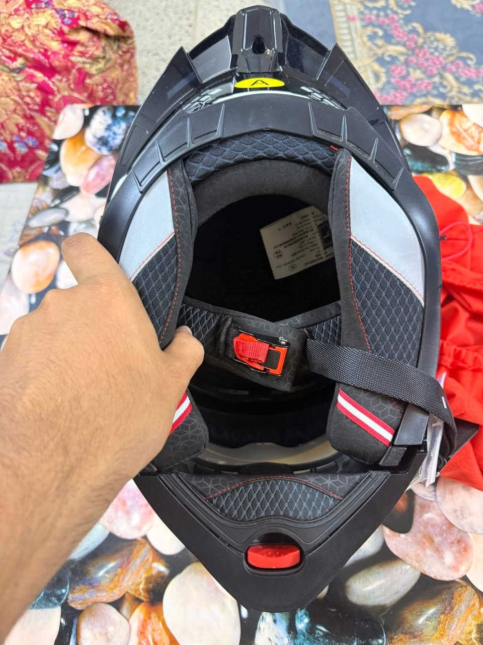 خوذه اصليه  فج قلاب تلبس من ٥٤لل٥٩سنتم كامله غراضه كتلوك وجنطه وكارتونه الاصلي وياها بعدهي لوك تجي جامه شفافه وبيه مناضر مضلله وبيه قفل فك ويجي وياها جناح خلفي  بطانه ولا اروع السعر ٧٠للاستفسار خاص


**إذا كنت صاحب هذا الإعلان وتريد حذفه لأي سبب، رجاءا أرسل رسالة إلى الدعم الفني**