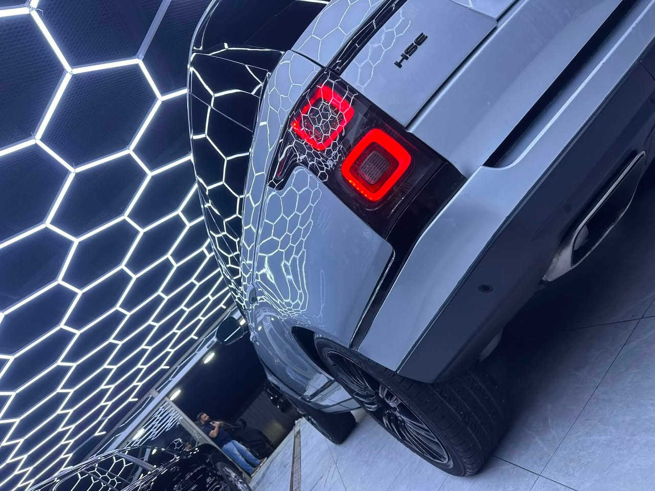 � للبيع | Range Rover Vogue HSE P400 | موديل 2020

للبيع رانج روفر فوج HSE P400 موديل 2020

▫️الممشى: 80,000 كم
▫️المحرك: 6 سلندر P400 (400 حصان) مع نظام 48V Mild Hybrid
▫️القير: أوتوماتيك 8 سرعات
▫️الدفع: رباعي دائم (4WD)
▫️الوارد: أمريكي

المواصفات:

✅ بانوراما
✅ كاميرات 360°
✅ حساسات أمامية وخلفية
✅ تشغيل ودخول ذكي (Keyless)
✅ تشغيل بصمة
✅ مقاعد جلد كهربائية مع ذاكرة
✅ تبريد وتسخين للمقاعد الأمامية
✅ تدفئة للمقود
✅ تعليق هوائي
✅ شاشة كبيرة + نظام ملاحة
✅ جنوط أصلية 22 إنش

الصيانة والحالة:

✔️ صيانة دورية منتظمة
✔️ السيارة نظيفة جدًا وجاهزة للاستخدام.
✔️ لا يوجد أي Airbag مفتوح
✔️السعر 43,500$ قابل للتفاوض 
✔️العنوان بغداد للتواصل 
✔️الهاتف : ***********
