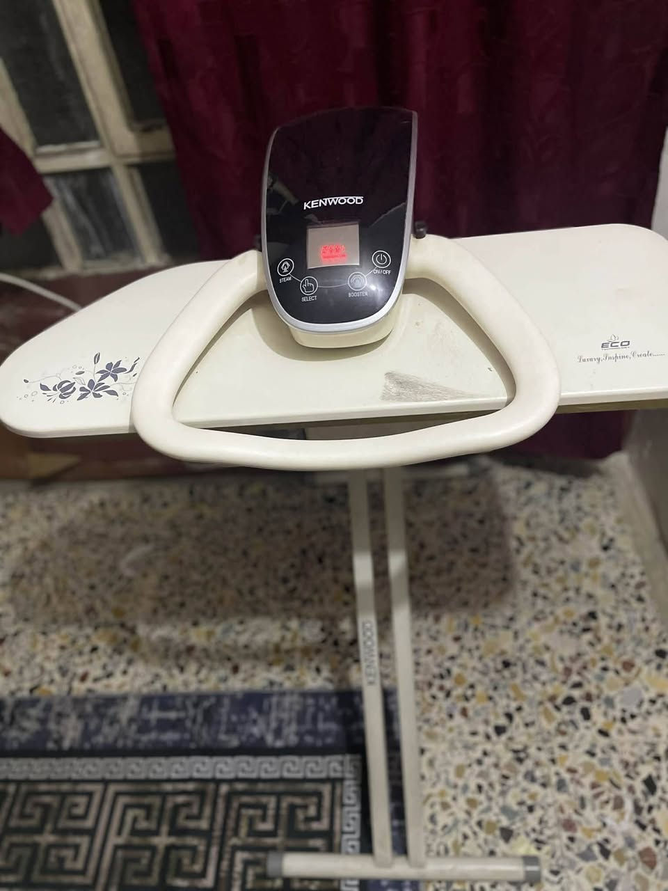 اوتي للبيعللبيع مكواة بخار من نوع Kenwood، وتحديداً نظام كيّ يجمع بين المكواة وطاولة الكي. 
العلامة التجارية: كينوود (Kenwood). 
الميزات: تحتوي على وظيفة "ECO" لتوفير الطاقة. 
الطاقة: تعتمد على قوة كهربائية عالية لأداء سريع، تتراوح في طرازات كينوود المشابهة بين 2200 واط و 2600 واط. 
تصميم: تأتي مع قاعدة ضغط وميزات مثل منع التنقيط وإزالة الترسبات الكلسية.


**إذا كنت صاحب هذا الإعلان وتريد حذفه لأي سبب، رجاءا أرسل رسالة إلى الدعم الفني**