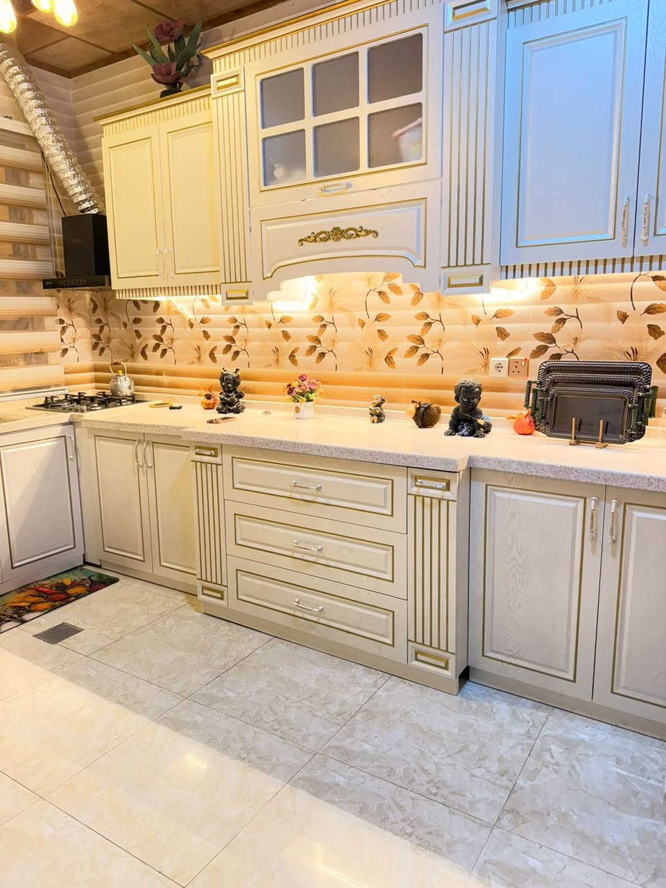 السلام عليكم 
الدار البيع 
الجانب الايمن حي مشيرفه الثانيه شارع 30الاول
مساحه 140
السعر 135
 رقم تلفون ***********
***********
