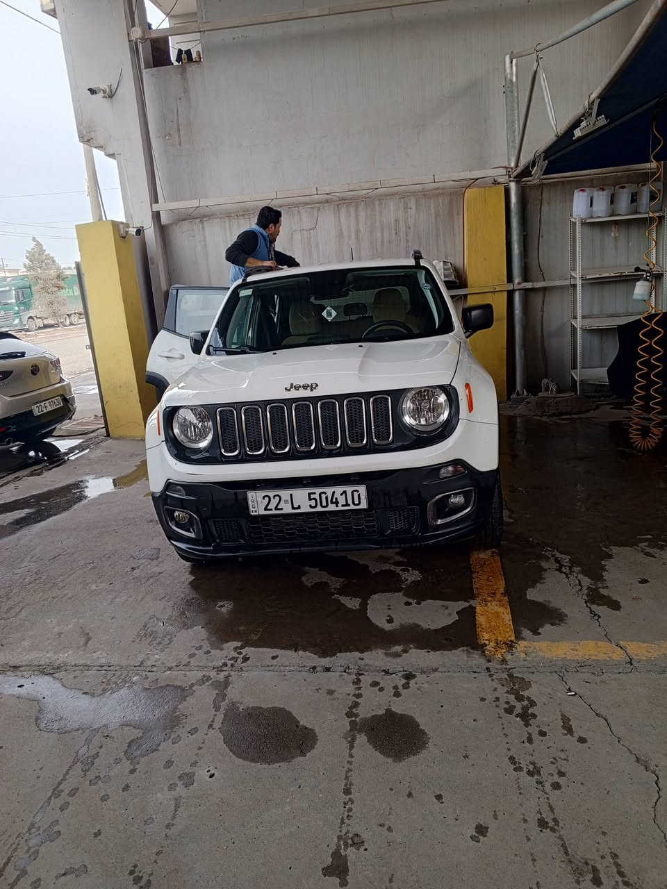 جيب رينيجيد موديل ١٨حادث جاملغ خلفي فقط كير محرك بشرط ***********
