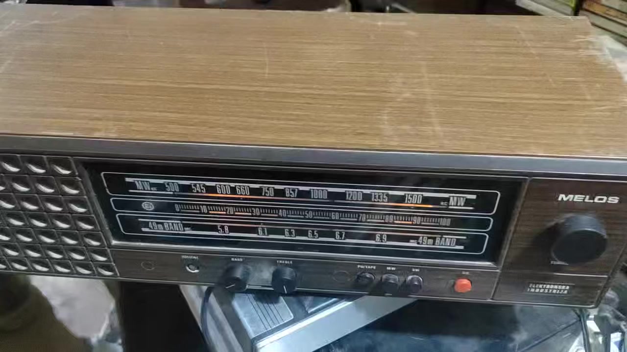 راديو يوغسلافي 
جدا نظيف  شغال  بس مابيه اف ام
السعر مع التوصيل  35 الف 
للتواصل ***********
