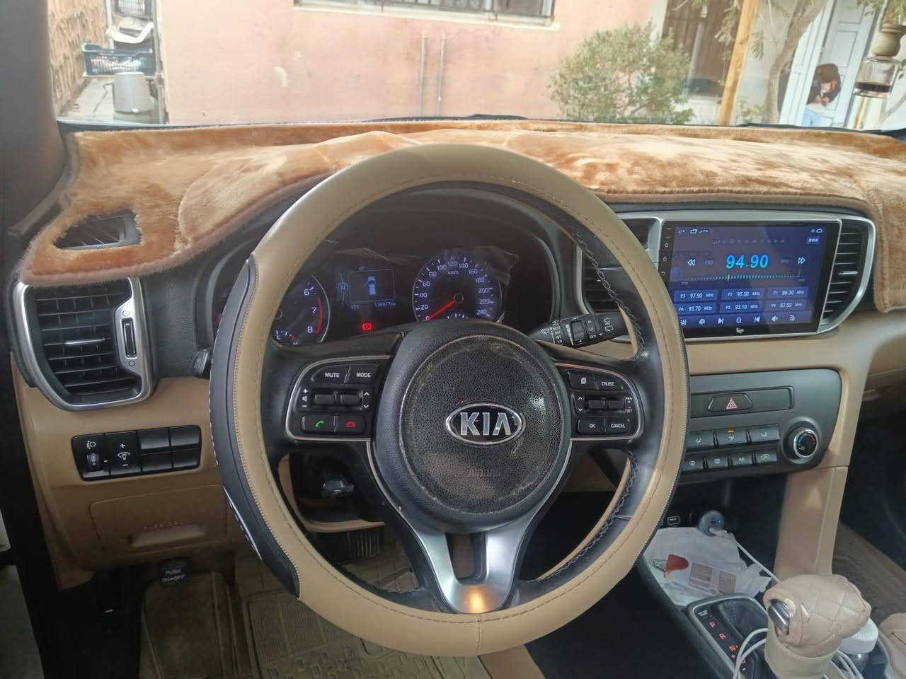 السلام عليكم .   سبورتج خليجي وكالة شركة العراقية الدولية رقم بغداد الجديد اخذتها صفر من الشركة وع ايدي ماشية 118 الف مكفولة من الحادث والصبغ والشخوط والرصعات فقط بيها رصعة بالجنطة وماصلحتها السعر  182 ورقة ،مكان السيارة الانبار - الرمادي ....للاتصال ***********.
