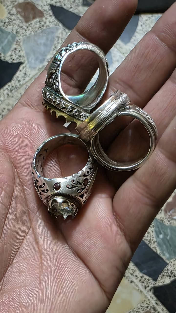 فضه للبيع خاتمين تقريبن واحد ٢٠ غرام واحد ٢١ غرام ولجبير ٣٤ غرام بي نحاس مكاني بغداد توصيل لا يوجد راسلني واتساب سعر الغرام ٣٣٠٠    رقمي *********** راسلني واتساب
