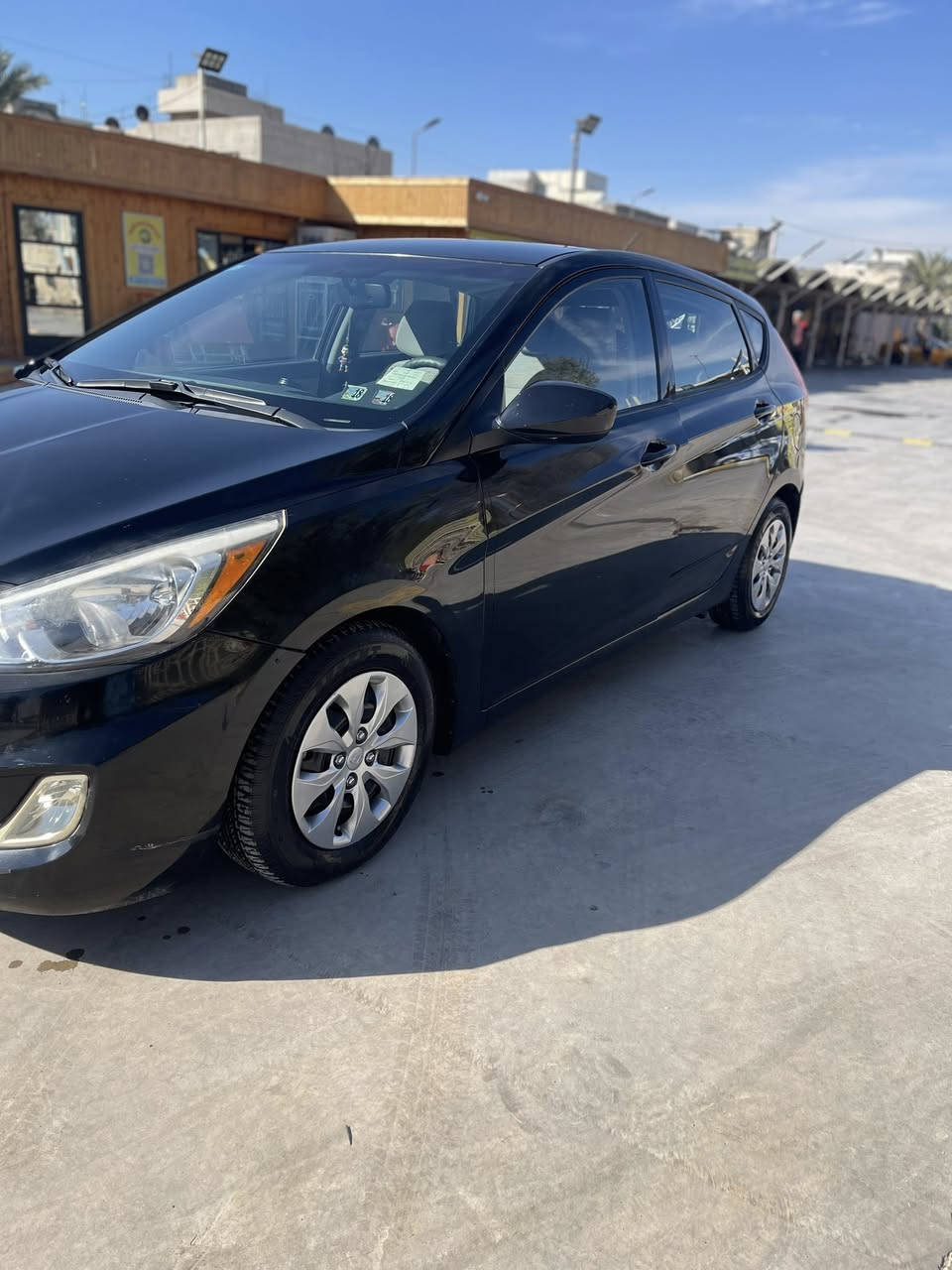 السلام عليكم هونداي اكسنت 2017 و ارد امريكي حادثها فقط قبغ الصندوك بدون دواخل و مبدل بلادي بدون صبغ ايرباكات سليمة كلها ماشية 26 ميل حقيقي محرك 1600 تحكمات سترين كروز سرعة كامرة خلفية بلادي  تبريت ثلج و كلة على البلادي باتري جديد زوج تايرات جديد السونر
 و صور الحادث منشور بأسمي رقم بغداد الجديد سيارة جديدة و نظيفة و ممتعوبة مكانها بغداد زيونة 
السعر 103 ورقة وبيها مجال ان شاء الله … تحياتي 
للاستفسار متواجد ***********
