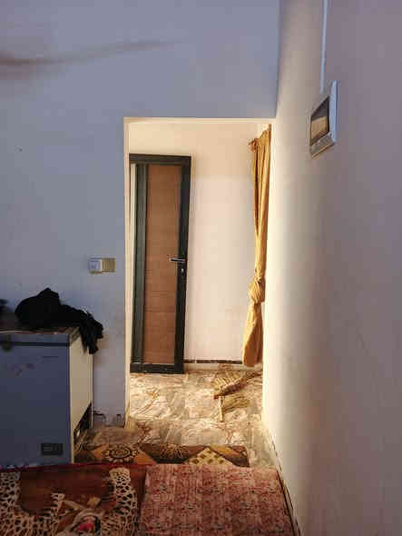 دار للبيع 100م مربع بي نواقص بس بيبان داخليه اوسقف ثانوي غرفتين نوم واستقبال عنوان حولي حي العسكري الزراعي قرب جسر ليلان رابع فرع من الشارع العام 
سعر 40 اوبي مجال 
***********
