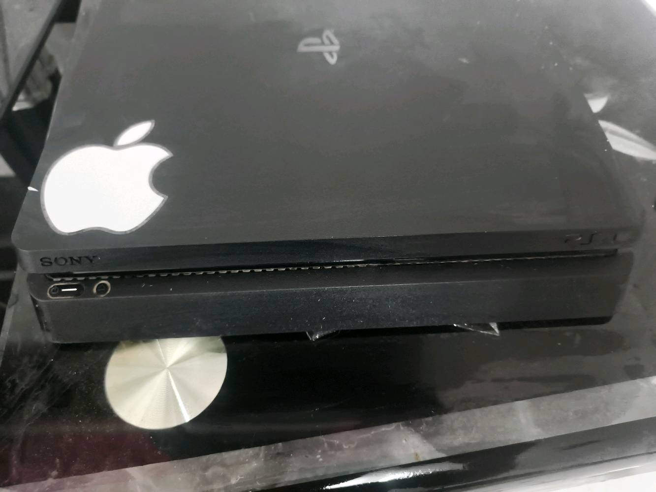 ps4 للبيع
بلستيشن 4 للبيع
بلي 4 للبيع 
 المواصفات أونلاين 1T يعني ألف كيكا ما مفتوح ولا مصلح لوك ستيكر ما افتحه هواي قليل يعني استخدام قليل يوم افتحه و سبع لا  
يجي مع حساب بي ألعاب خير من الله ابرزهن 
1- God of War: Ragnarok
2- God of War
3-spiderman miles  
4- The Last of Us Part II 
5- resident evil village 8
6- TOMB RAIDER
 
ويجي قرص وياه ذا كرو موتر فيس لعبه السيارت المشهوره وبيه حساب قوي جدا  
تجي ويا ups بس بلك مشلوع بس يشتغل عادي 
تجي ويا يده بس تجاري ليش اجذب

السعر 300 ألف وبي مجال 
رقمي للتواصل ***********