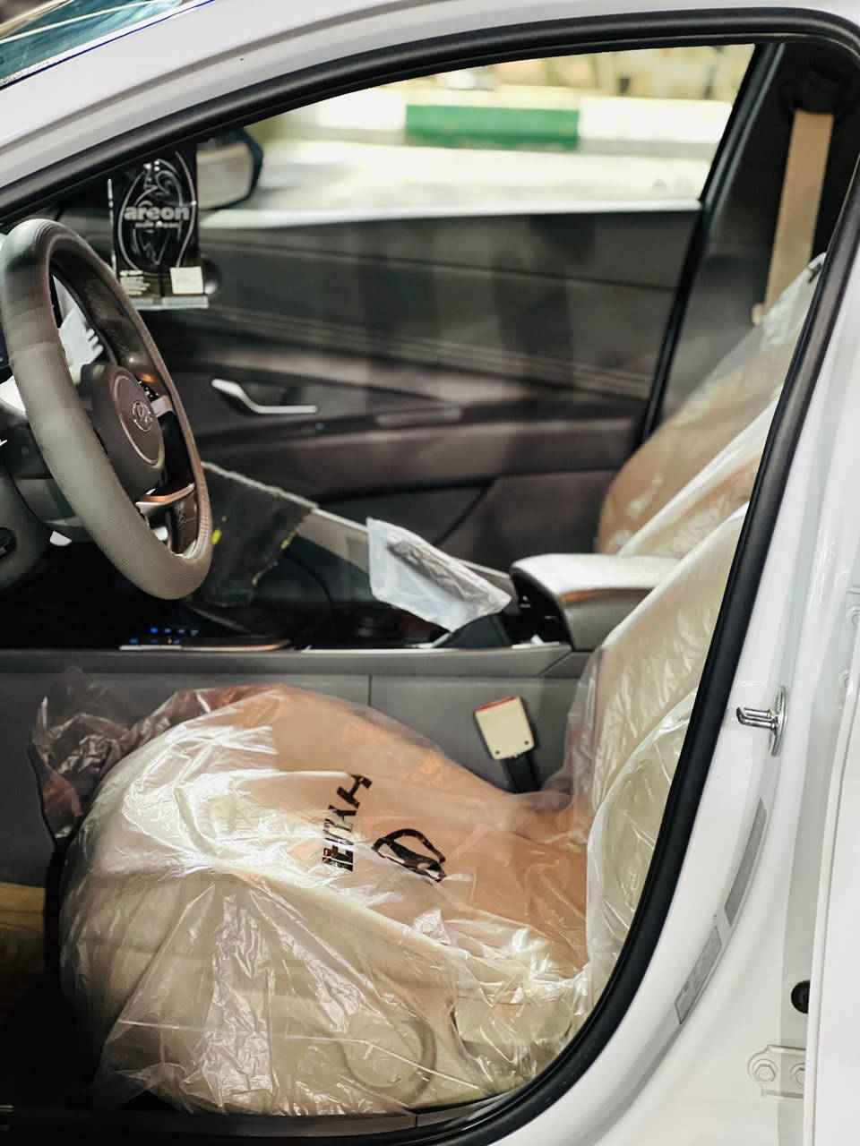 سلام عليكم
هونداي النترا خليجي   
مديل  ٢٠٢٣
رقم بغداد 
مواصفات 
ماشيه 61 ألف
مواصفات كامله 
فتحه سلايد
بصمه تشغيل + تشغيل عن بعد + بصمه ابواب
مكينه DOHC 16V 2000cc
شاشه كبيرة
بلوتوث + اتصال بلوتوث
Apple carplay
Android auto
لدات امامي خلفي
حساس اماي +خلفي
3 انظمه قيادة
شاحنه لاسلكي
كامره خلفيه
ويل 17 كروم
دخول ذكي وترحيب
وجنطه ذكيه تفتح عن بعد

تليفون ***********
عنوان بغداد
