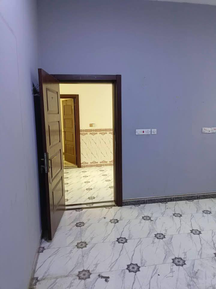 شقة للإيجار عوائل فقط في الرمادي شارع 40 وجهة مباشرتاً على شارع العام .

الشقة طابق ثالث ، نظام مصعد كهربائي و درج .
المصعد شغال وطنية فقط.

الشقة تتكون من غرف نوم عدد 2 وصالة ومطبخ و مجموعة صحيات.

كافة الخدمات متوفره من ماء وكهرباء وطنية و مولد.

المطبخ يحتوي على كاونتر و سنك.

#سعر الايجار 250الف قفل 💸 .

-----------------------------------------------------
📞
📱 واتساب على كلا الرقمين 

         ***********
