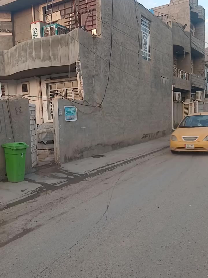 سلام عليكم بيت 100 متر ركن طابقين موقع كميرة شارع ابو كفة يرهم مشتملات ثنين لانو بي درج خارجي ودرج داخلي واقع حال 150 متر اربع غرف نوم وصالة ومطبخ وصحيات خارجية وداخلية سند ٢٥ طابو زراعي صرف ***********
