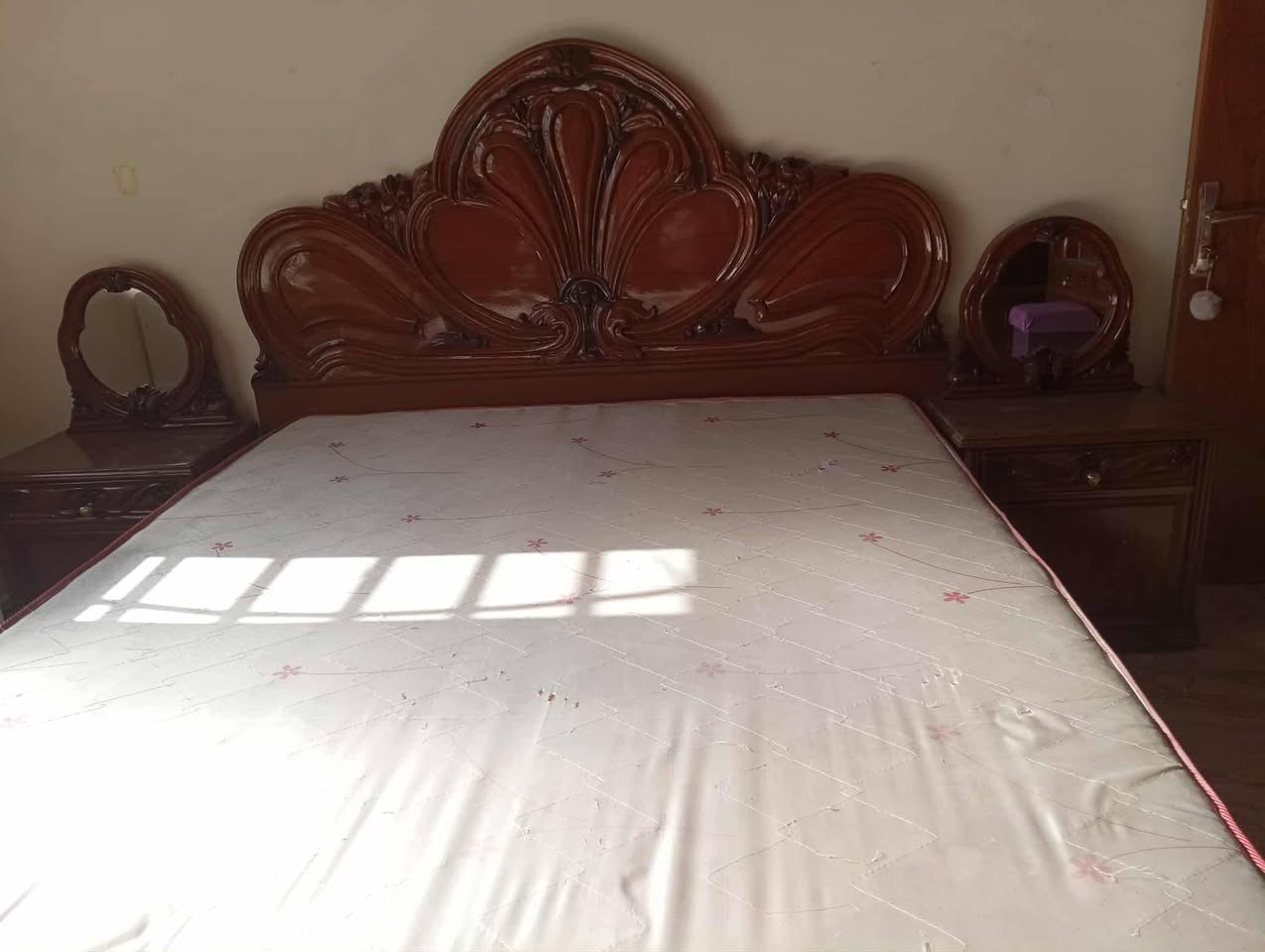 سلام عليكم غرفه نوم اخشاب بورمن صاج ملكي عمل نجاره الغرفه حلوه ونضيفه للبيع السعر خاص عنوان بابل مركز مدينه رقم التليفون ***********
