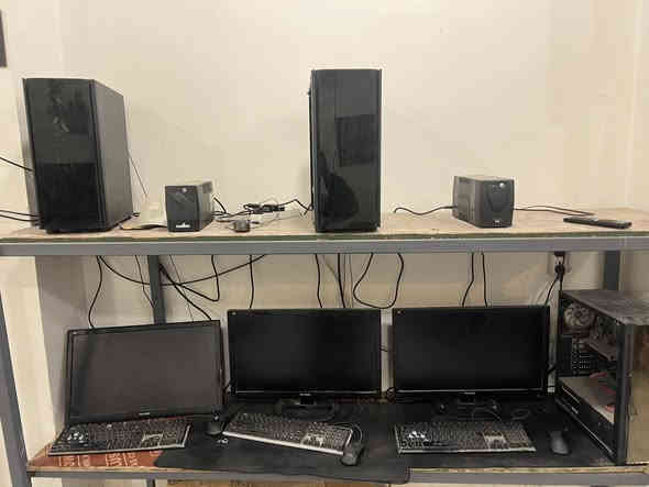 السلام عليكم عدي ذن الحاسبات ابيع شلع كلهن وية غراضهن سعر القطعة 300 وبيهة مجال قليل عدد 6 قطع وياهن يوبس وجهاز ربط سيرفر رقمي ***********
