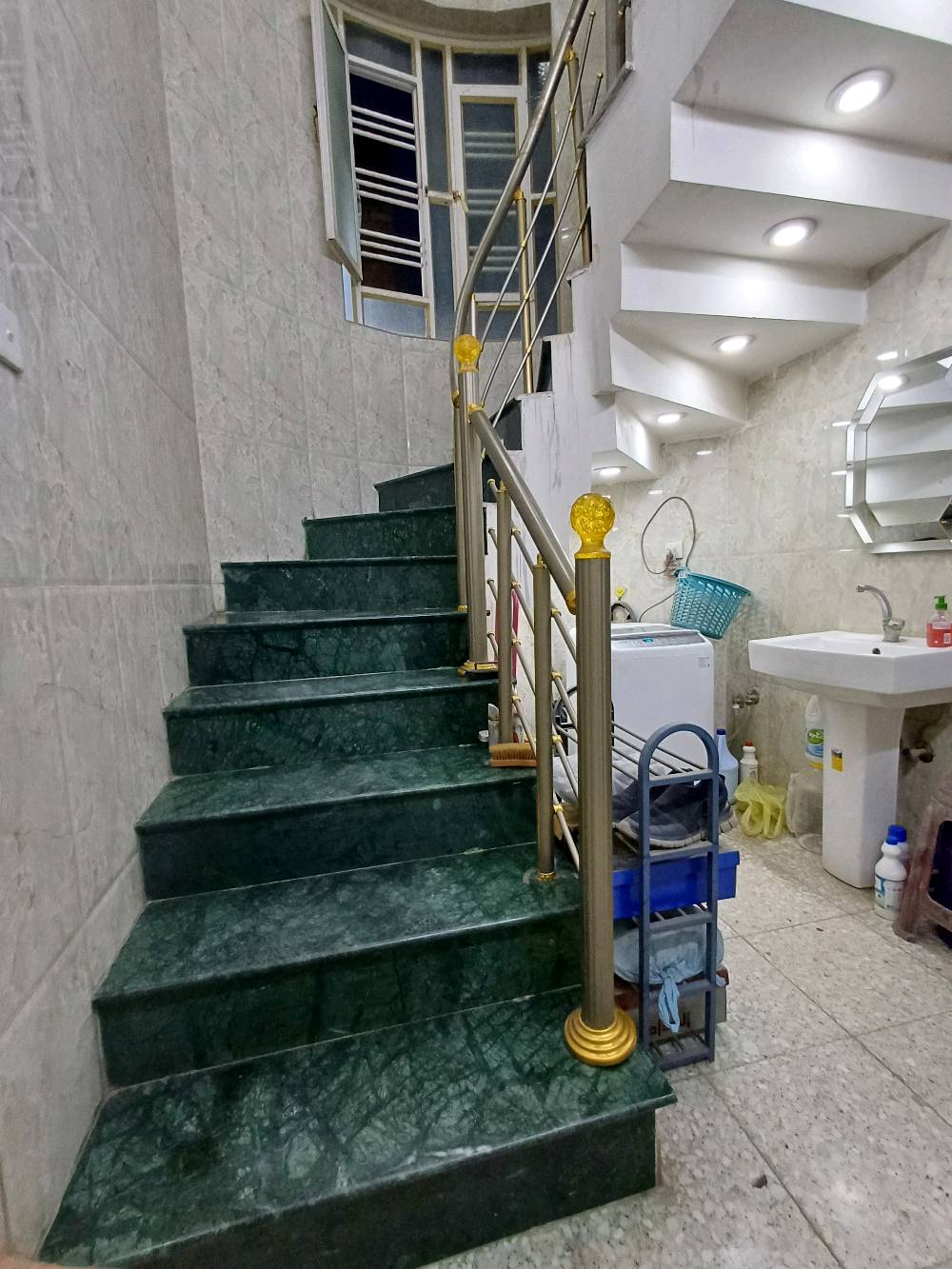 بيت للبيع  /// ثلاثة طوابق /// اربع غرف ////////
بغداد /// حي القاهرة /// قرب سوق علي النعمة ///
ملك صرف ... وباسمي ///  
المساحة 110 متر مربع // الواجهة  5.5 والنزال 20 الطابق الأول ////////////////////////////////////
حمام خارجي / استقبال / مطبخ / حمام مشترك / غرفة نوم 
الطابق الثاني ////////////////////////////////////
غرفة نوم سويت / مطبخ كبير / حمام مشترك / غرفة نوم ثانية 
الطابق الثالث ////////////////////////////////////
غرفة نوم/ حمام للغسالة / سطح كيير 
البيت كامل من كل شيء باستثناء الواجهة ( لبخ ) 
تم الانتهاء من بناء البيت في  1 / 10 / 2019
السعر ( 440 ) مليون دينار وفي مجال بسيط
للاستفسار الاتصال على  الرقم (   ***********   ) 
ملاحظة : البيت مصمم لسكن عائلتين ....
والسلام /////////////////////////////// 