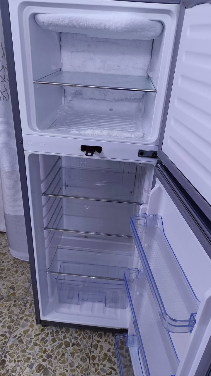 ثلاجة للبيع ب120 الف
