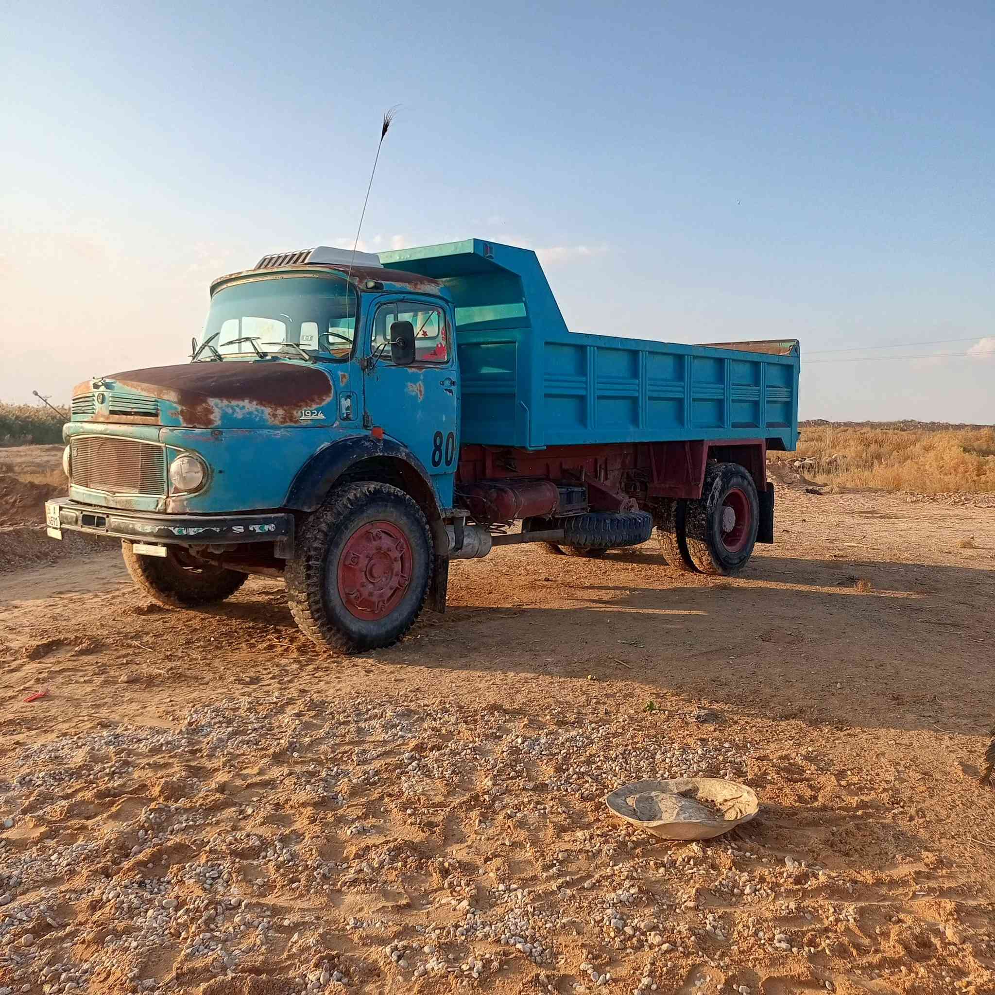 السلام عليكم سياره للبيع موديل 80 مقفوله كفاله عامه سياره بلاديه محرك 55 جير 25 اكسنت17 مكلف بالنشر رقم صاحب السياره ***********
