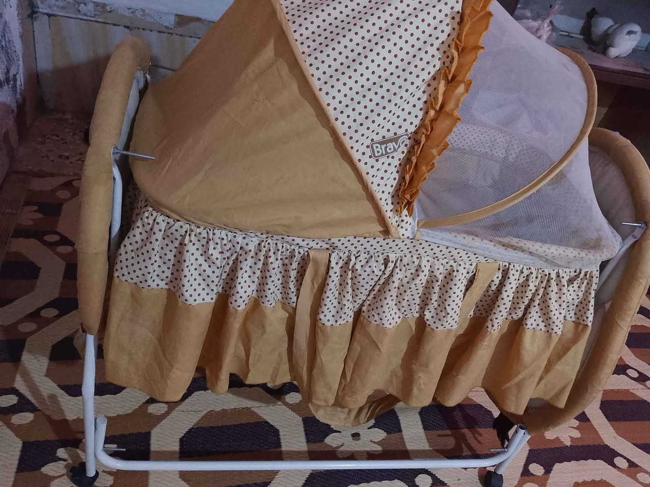 كاروك من عمر يوم الى عمر 4اشهر جديد استعمال قليل بس الخشبه طاكه وكبسناه سعر30الف
كاروك من عمر 5اشهر إلى عمر1سنه فما فوق هم استعمال قليل سعر50الف 
رقمي شغال ***********واتساب القرنة, البصرة
