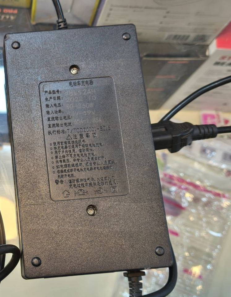 غراض ماطور شحن
1.العقل  3نمر  السرعة 50
2. الشاحنه 48فولت مال 4 بطاريات
الاستفسار خاص او الاتصال على رقم 
***********
