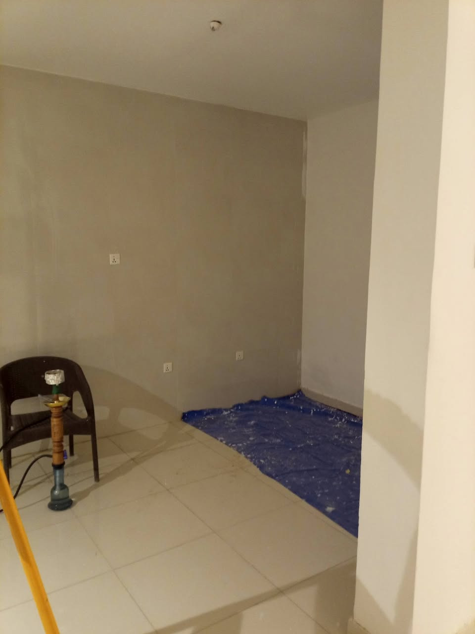 للئيجار شقة طابق ارضي بلقادسية جديدة تحتوي على غرفة نوم وصالة ومطبخ وحمام مع كراج  للسيارات للئيجار بالشهر مليون عوائل فقط للئستفسار الاتصال بالرقم ***********
