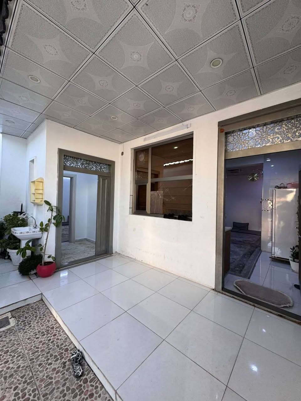 كود رقم 925
منزل للبيع في #هولير_ستي 
مساحه 200 متر 
يتكون من 
2 غرف نوم _ استقبال _مطبخ_صاله 

البيت جداً نظيف موقع مميز 
يوجد معه محلين تجاري تتأجر 400 ألف 
على شارع 20 
ماء + كهرباء ممتازه 
للمزيد من المعلومات يرجى الإتصال على الأرقام التالية 
***********
***********

 #عقارات_اربيل #بيع_وشراء #شركة_باب_النجاح_للعقارات أربيل, العراق
