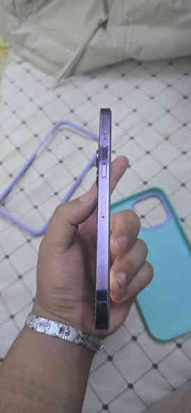 سلام عليكم 14برو ماكس ذاكرا ٢٥٦ بطاريه٨٧ شرق اوسط جهاز واكف فيس ايدي وبي هاي النقطه الي بلشاشه بكبر الابره الابيضه واتساب فقط *********** او خاص سعره ٦٠٠
