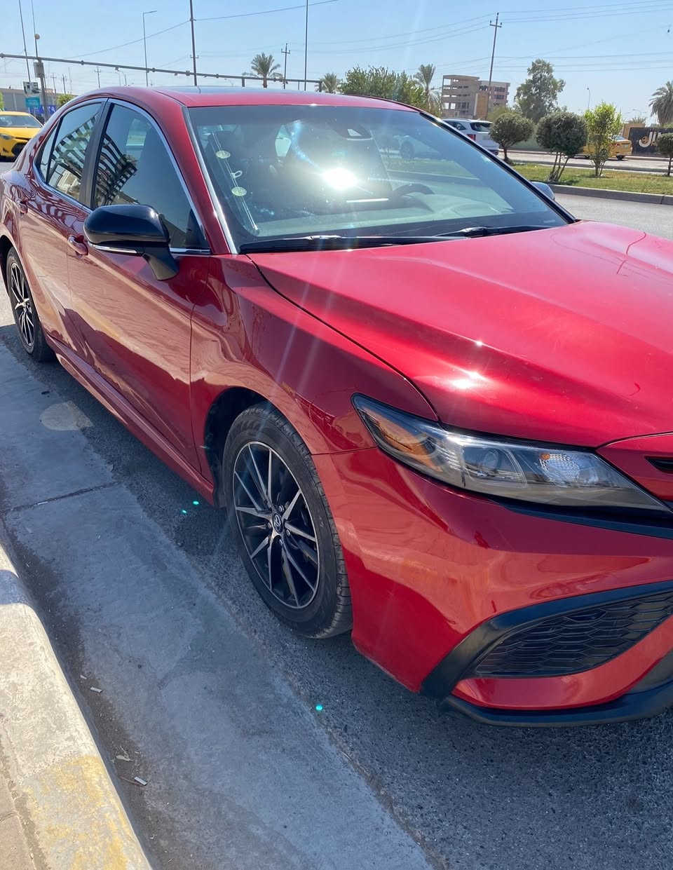 السلام عليكم 
كامري موديل 2022 لون احمر طماطي مميز فئة se بلس فول مواصفات ١/١ وارد كندي رقم اربيل 
المواصفات :
بصمة تشغيل 
فتحة سقف سلايت 
رادار امامي وجانبي وخلفي 
تبريد قطعتين
كامرة خلفية دوارة
كشنات جلد 
الكشنات الأمامية ثنينهم كهرباء 
شاشه حجم كبير 
تحديد مسار 
فول تحكمات ستيرن 
بعد باقي المواصفات معروفه 
المحرك والكير كله بلادي على وضع الشركة
السياره بإسمي شخصياً والسنوية ما منهية
ما ناقصها اي شي نظيفه جداً 
ملاحظة: السياره بيها تبديل باب وجامرلغ امامي بلادي نفس اللون جهة السايق بدون دواخل بدون ايرباك ، كلها بلادي ولا ايرباك طاك بيها حادثها جدا حلو ، واللي يريد صور الحادث يراسلني واتساب 
السعر : 206
رقم الموبايل : ***********
