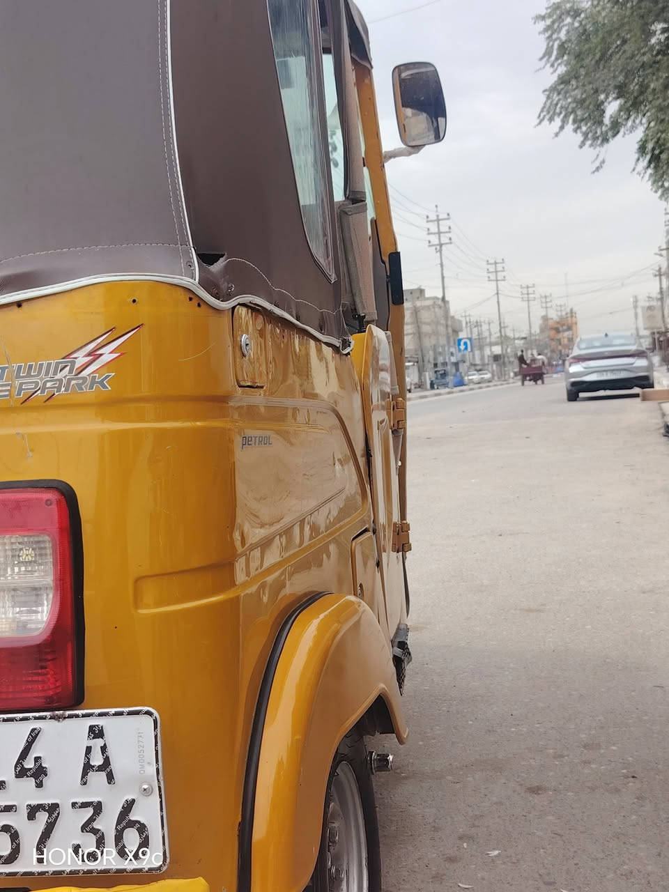 سلا م عليكم تكتك باجاج  واحد وعشرين طالعه بل ثنين وعشرين تكتك نضيفه معنه كلمه محرك مفتوح  وبيه ضربه بل صفحه ومعمره وبيه لقد بيع كوم حديد  السعر 7 مليون بيه مجال حك جيه رقم *********** متواجد وتساب
