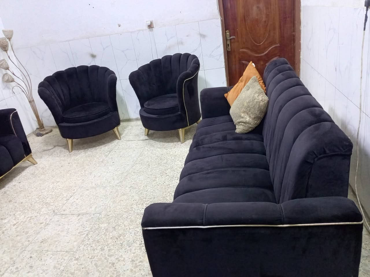 تخم تكمه نظيف جدا 8مقاعد ب240الف وبي مجال المكان الوشاش *********** يوجد توصيل بكروة  يوجد واتس اب
