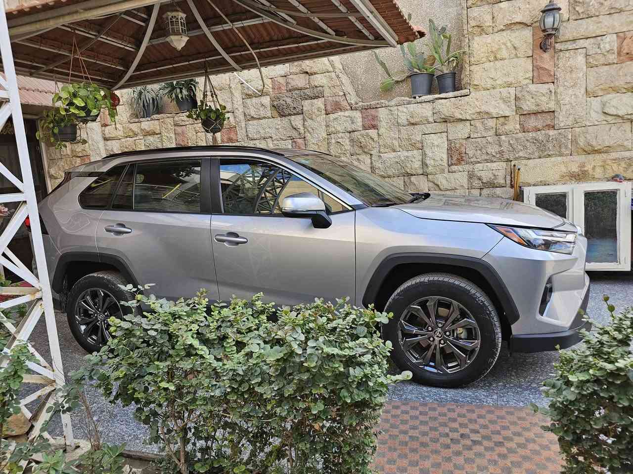 تويوتا راف فور 23 XLE بريميوم🔥 يعني مواصفات عاليه .. وارد امريكي هايبرد وبانزين .. فتحه بصمه ..كشنات جلد 
ستيرن تدفئه ..كشن كهرباء .. تدفئه بالكشنات .. صندوق كهرباء ..تاير حجم 18  .. الصور موضحه كل شي 
حادثهه تبديل جاملغ امامي يسره فقط ..مع صبغ ربع البنيد.. كير مكينه تبريد كله مكفول 
سياره جديده ودخول جديد وترقيم جديد مماشيه بالعراق ماشيه 18 امريكا فقط 
مكاني بغداد  زيونه
سعرهه 245$
*********** الاسيا بي واتساب 
***********
وبالخير انشالله
