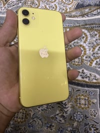 ايفون ١١ عادي ذاكرة ١٢٨ مبدل بطارية وشحنة كلش زين وبي فطر ناعم ما مبين...
