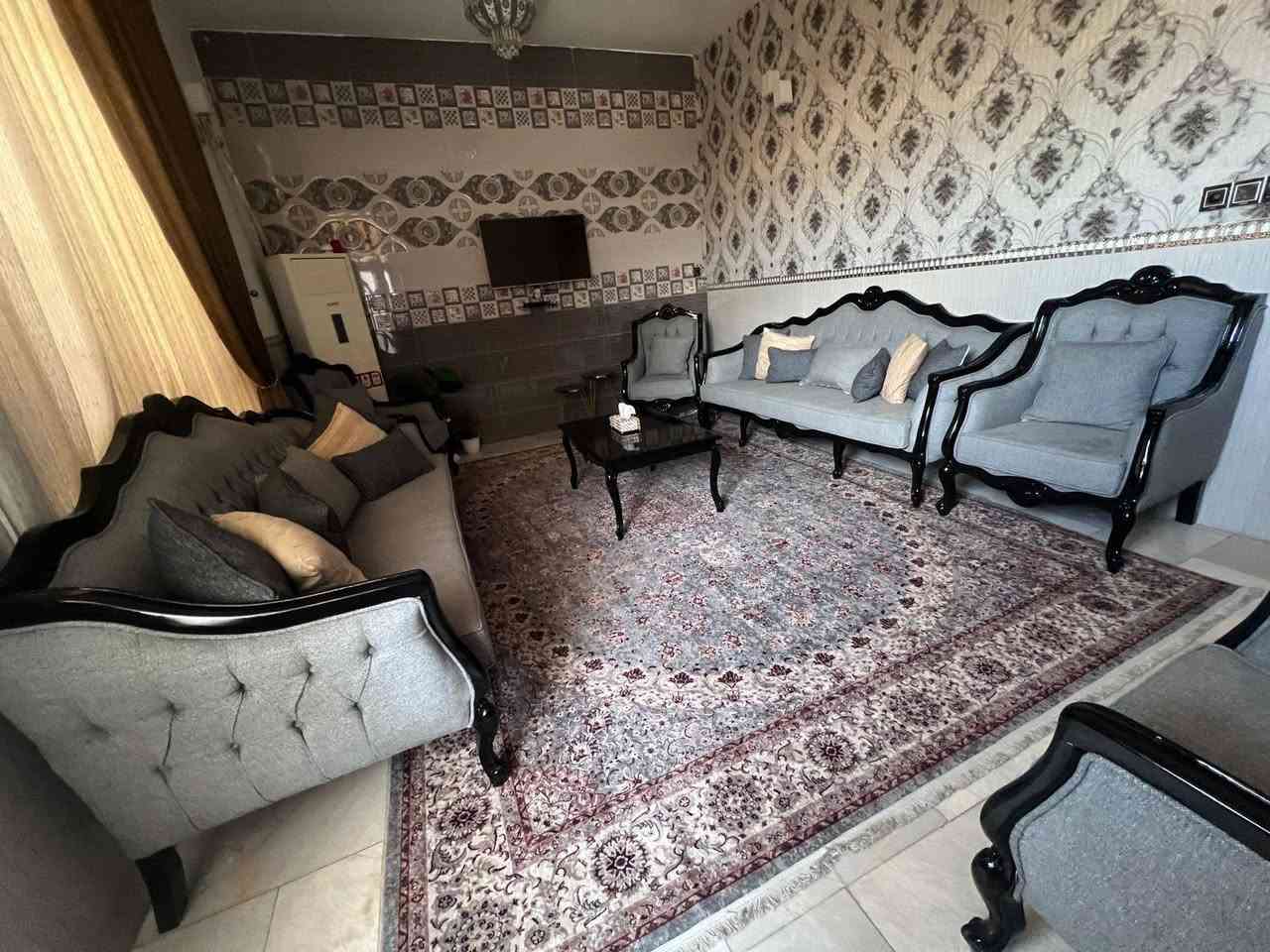 سلام عليكم بيت منطقة حي الربيع الشارع العام   خلف الملعب ركن المساحه ١٠٠ يتكون من طابقين لا اول مطبغ +هول + صاله ٥ونص×٤ + غرفه   ٣ونص×٤وطرمه خارجيه مع على طول البيت عرض ٦٠ صحيات خارجيه وداخليه مع منور الطابق الثاني غرفه نوم ٦ ×٥ وغرفه ثانيه ٤ونص×٤وغرفه ثالثه ٣×٤ وصحيات وبيتونه الطول ١١ متروالعرض ٥ بناء جديد ارضيه مرمر  اتصال ***********/*********** قرب اسواق حميد اوكي دهل اوران, واسط
