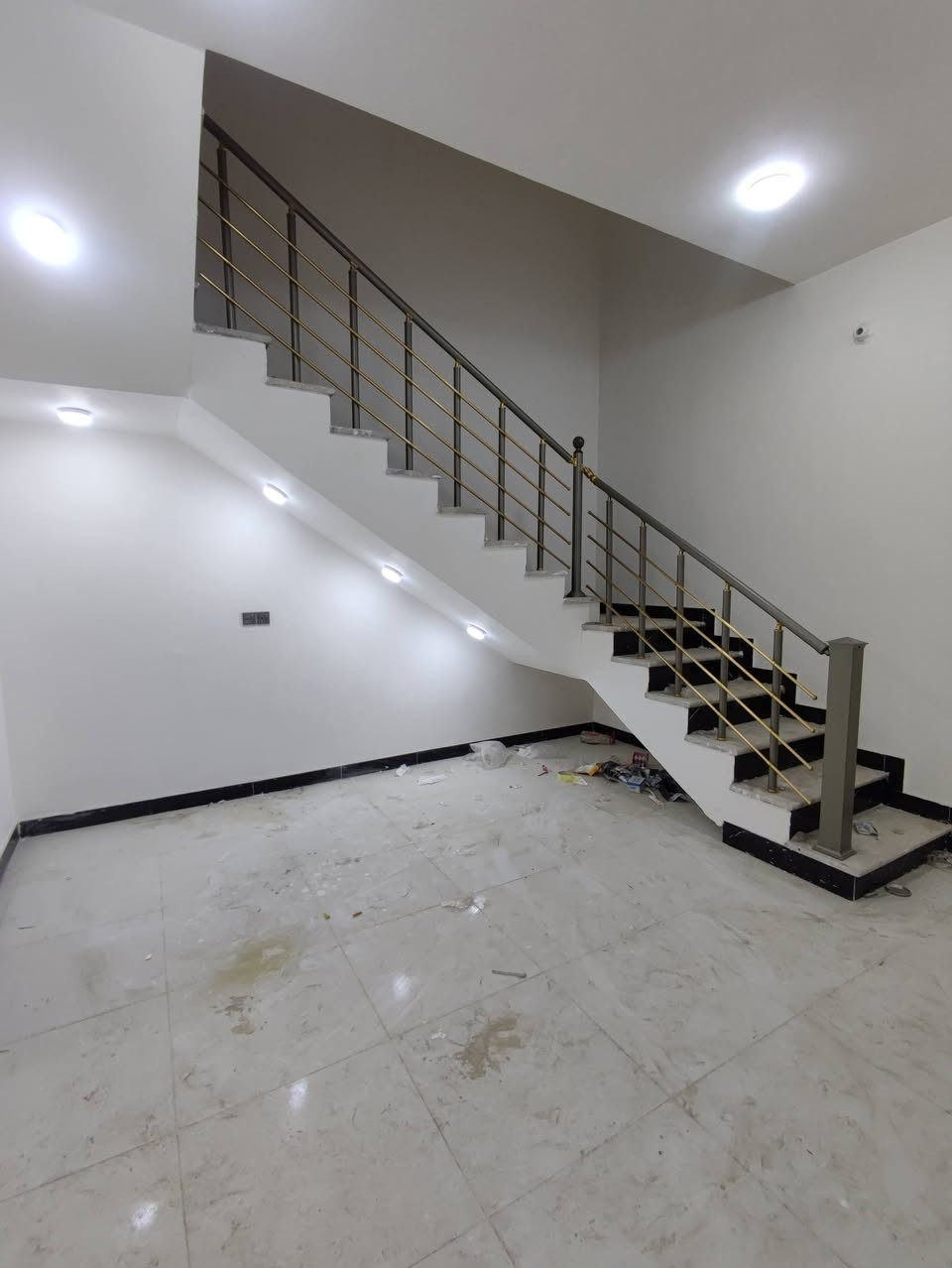 بيت 100 متر بالاسكان الصناعي نهاية النزله الأولى
البناء حديث وشغل درجه اولى
طارمه استقبال وصاله وغرفه ومطبخ وصحيات داخليه وخارجيه ومنور وسطح اشتايكر
السعر والتفاصيل اتصل ***********
