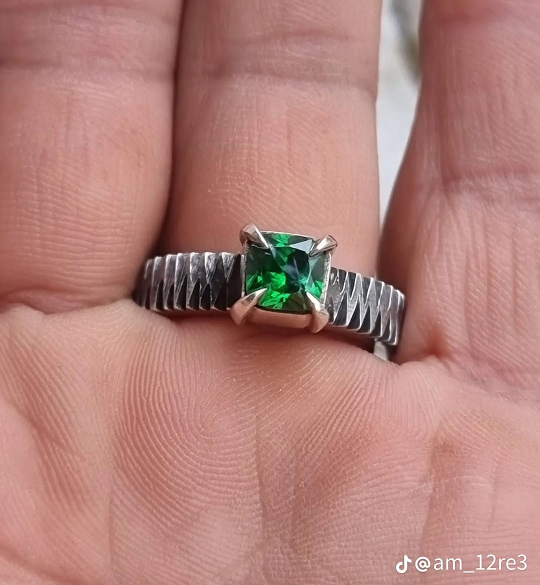 خاتم بحجر زمرد روسي اصلي
صياغه المولا سجاد 
قياس الخاتم 20/21
بغداد شارع خير الله جميله 
***********
150الف 
ماعندي توصيل
