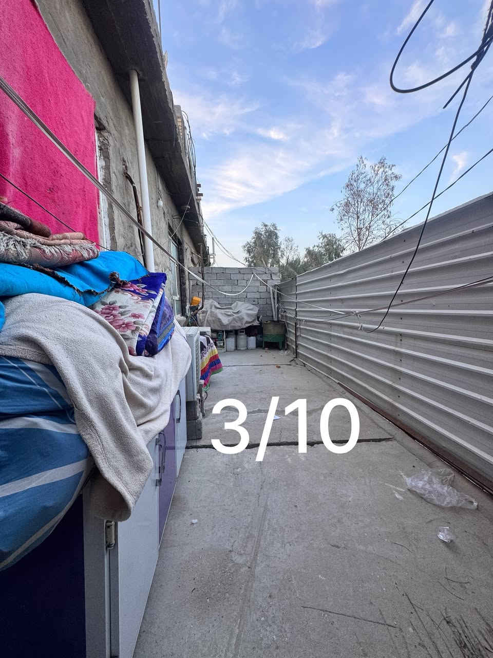 سلام عليكم بيت للبيع المساحه   (400)متر خطين مي خيطن كهرباء البيت ماشر طابو العنوان شارع معمل الغاز مقابيل حي الميكانيك رقم ***********
