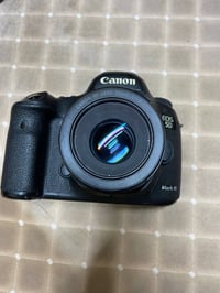 كامرة كانون 5Diii مع عدسة 50 وبطاريات عدد 3 حزام كتف حياكة  الكارتونة ...